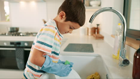 Aprendiendo,-Lavando-Platos-O-Niño-Con-Plato-Sucio