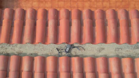 imágenes aéreas de un avión no tripulado 4k de un avión no tripulado dji mavic 2 perdido se estrelló en la parte superior de un edificio