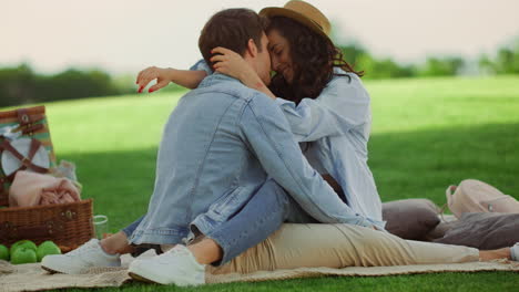 hombre y mujer alegres abrazándose al aire libre