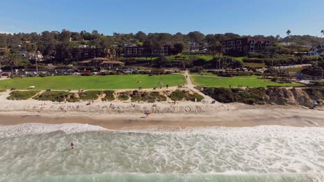 Schaumige-Wellen-Am-Del-Mar-Beach-Mit-Powerhouse-Park-An-Einem-Sonnigen-Sommertag-In-Kalifornien,-USA