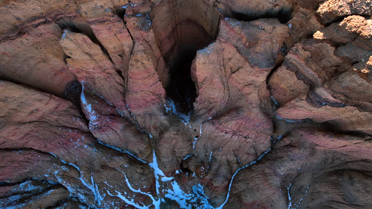 Veduta aerea di formazioni geologiche a stupa bianche nel deserto del Gobi, Mongolia