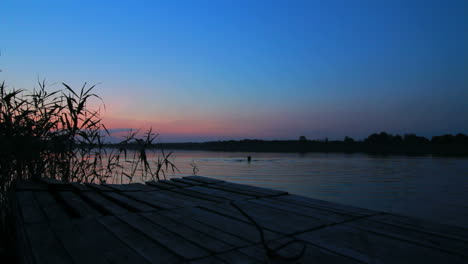 Hombre-Nadando-En-El-Lago.-Paisaje-Del-Lago-Nocturno.-Noche-Nadando-En-El-Agua-Del-Lago