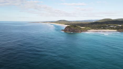 Alta-Vista-De-Drones-Del-Pintoresco-Punto-De-Cabarita-En-La-Ciudad-De-Bogangar,-Una-Palabra-Aborigen-Que-Significa-&quot;lugar-De-Muchas-Pippies&quot;