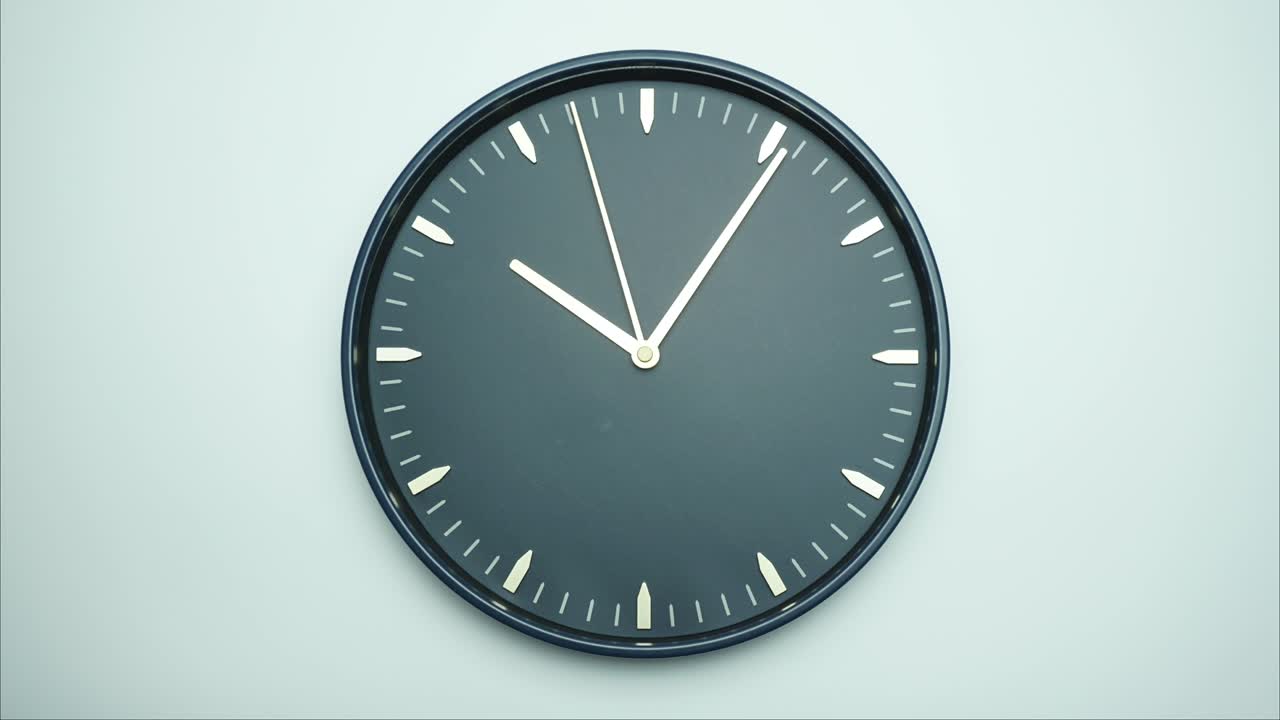 el reloj de pared negro de lapso de tiempo dice la hora a las once.