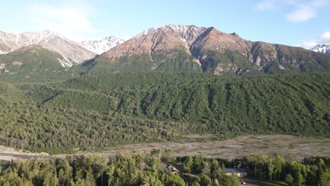 Flugschwenk-Entlang-Des-Matanuska-Flusses-In-Den-Talkeetna-Bergen