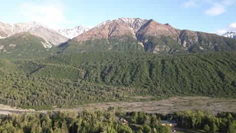 vuelo aéreo panorámico a lo largo del río matanuska en las montañas talkeetna