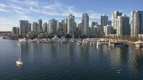 Perfekter-Panblauer-Himmel-über-Yaletown-Seawall-Und-Boote-Am-Jachthafen