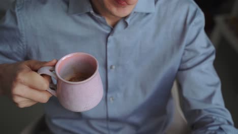 Hombre-De-Negocios-Teniendo-Una-Conversación-Por-Video-En-Una-Computadora-Portátil