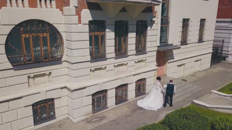 La-Novia-Y-El-Novio-Caminan-Hasta-La-Hermosa-Vista-Aérea-De-Los-Escalones-Del-Edificio