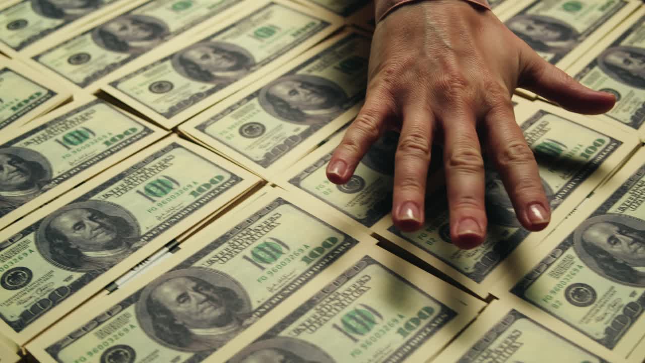 Pile di banconote in dollari ed euro, conteggio di banconote, agente di polizia specializzato che conta banconote in dollari ed euro in laboratorio forense con macchina, denaro incassato, cambio di bitcoin, acquisto di un immobile in banca