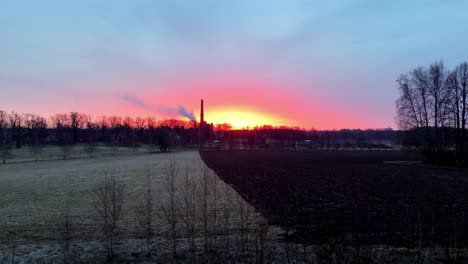 Luftdrohne-Fliegen-Feuer-Sonnenaufgang-Panorama-Skyline-Enthüllt-Trockene-Ländliche-Feldbäume