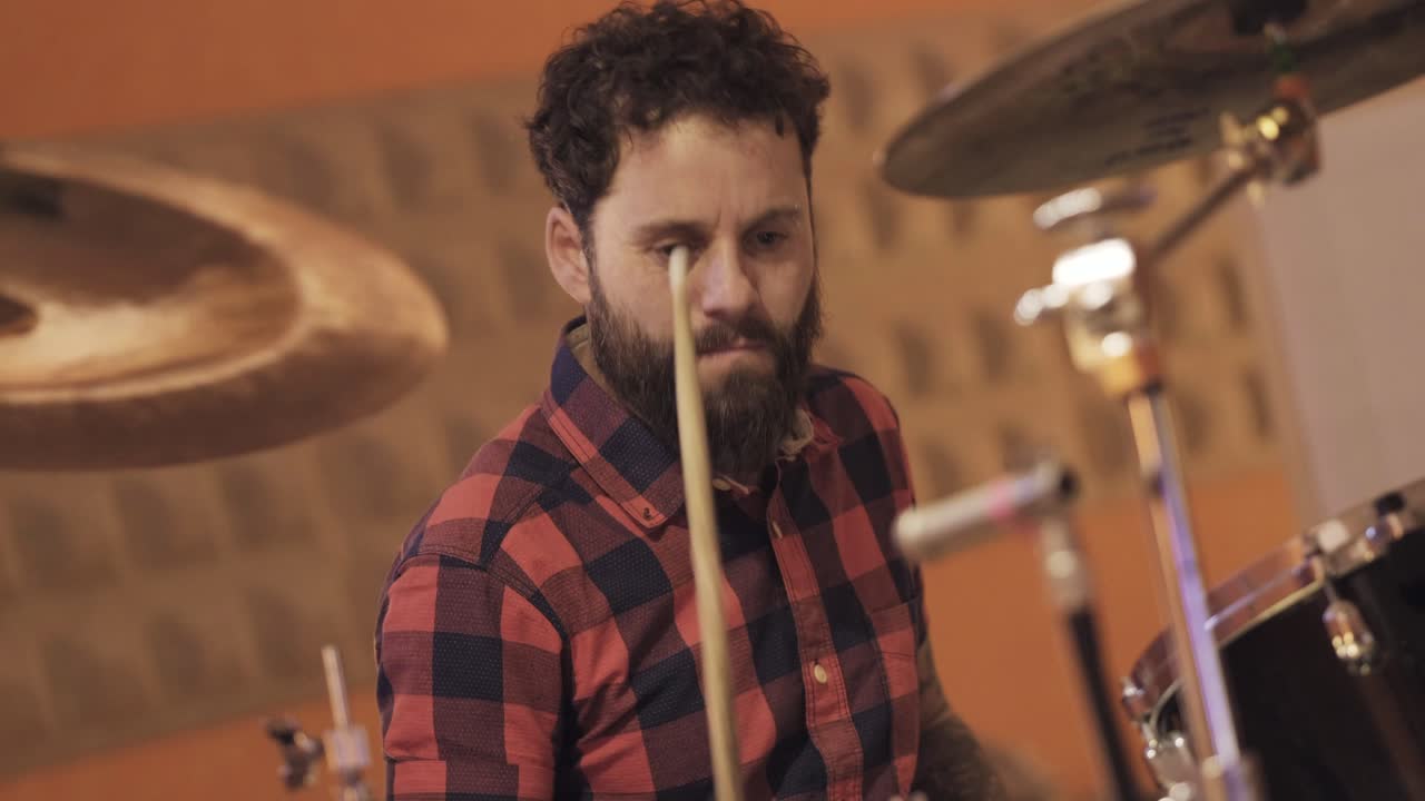 músico tocando el tambor