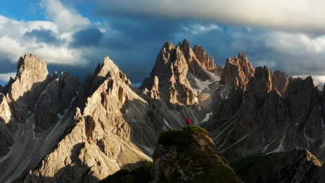 Hombre-Parado-En-Dolomitas,-Pan-Aéreo-De-Tiro-Largo,-Italia