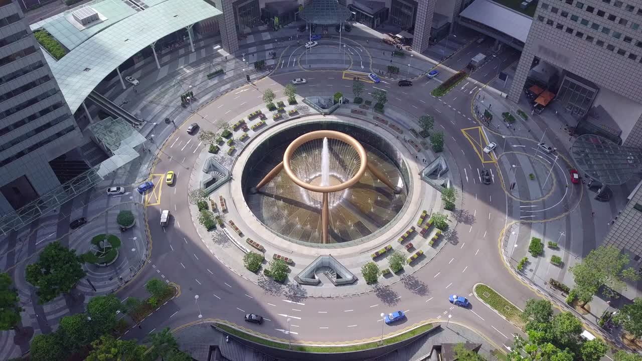 싱가포르에서 세계에서 가장 큰 분수인 부의 분수 (fountain of wealth) 의  뷰의 드론 영상.