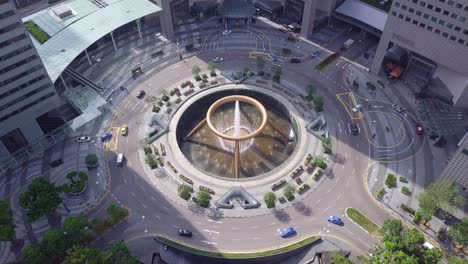 drone footage de la vista superior de la fuente de la riqueza como la fuente más grande del mundo en singapur. se encuentra en uno de los centros comerciales más grandes de singapur.