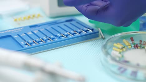 manos de estomatólogo con guantes de látex con equipos de odontología inoxidable