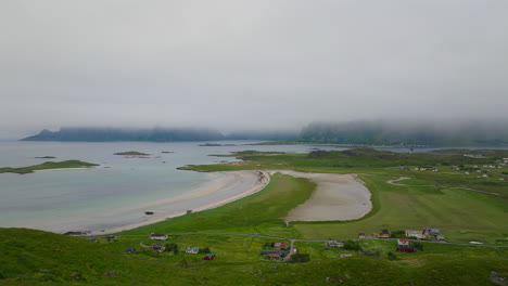 ノルウェーの海岸線の草砂水小さな集落の空から見た景色