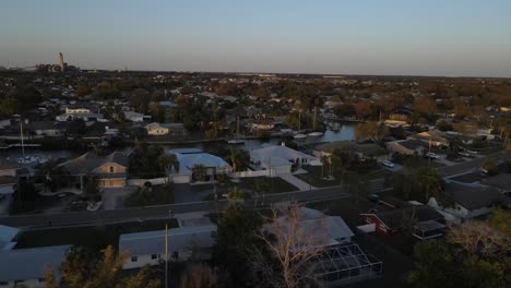 aerial de una ciudad costera