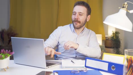 Heimbüroangestellter-Mann-Tanzt-Und-Arbeitet.