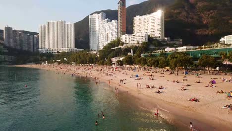 Una-Vista-Aérea-En-Movimiento-De-Los-Visitantes-En-La-Playa-De-Repulse-Bay-En-Hong-Kong-Mientras-Las-Playas-Públicas-Reabren-Al-Público,-Después-De-Meses-De-Cierre-En-Medio-Del-Brote-De-Coronavirus