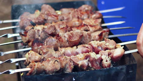 hombre asando carne en mangal. preparando comida en parrilla. carne a la parrilla marinada