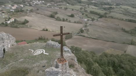 Imágenes-De-Un-Dron-Sobre-Pennabilli,-El-Hermoso-Y-Pequeño-Tíbet-Italiano-Donde-Puedes-Encontrar-Las-Campanas-De-Lhasa-En-La-Cima-De-La-Ciudad.