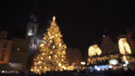 Luces-Del-árbol-De-Navidad-En-La-Ciudad,-Multitudes-De-Personas,-Vista-De-Enfoque-Suave