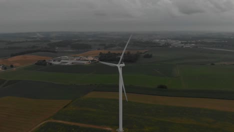 Luftaufnahme-Von-Windkraftanlagen,-Die-Während-Eines-Bewölkten-Sonnenaufgangs-Nach-Einem-Sturm-Am-Frühen-Morgen-Strom-Erzeugen