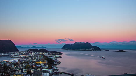 Tiro-De-ángulo-Alto-Sobre-La-Ciudad-De-Aalesund-A-Lo-Largo-De-La-Costa-En-Noruega-Al-Amanecer-En-Timelapse