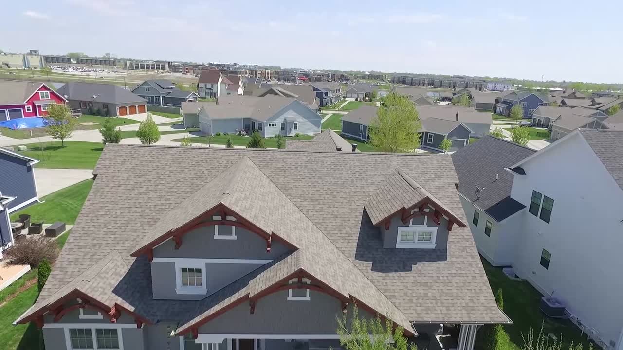 video de un dron de una casa y un vecindario suburbano en iowa