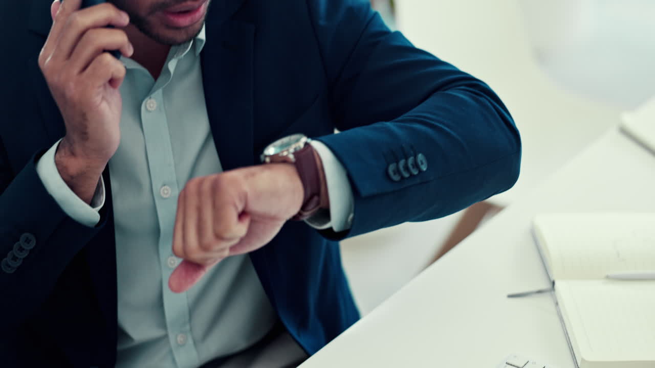 llamada telefónica, hora de comprobación y hombre de negocios en la oficina