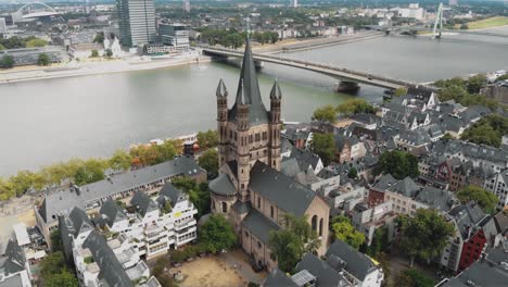 Imágenes-Aéreas-De-4k-Que-Rodean-La-Famosa-Gran-Iglesia-De-San-Martín-En-Colonia,-Alemania