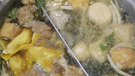 Nahaufnahme-Des-Hotpot-Shabu,-Vollansicht-Von-Gemüse-Und-Pilzen