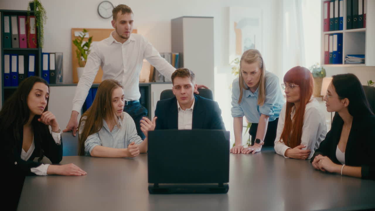 관리자가 사무실에서 비디오 통화로 논의하고 있습니다.