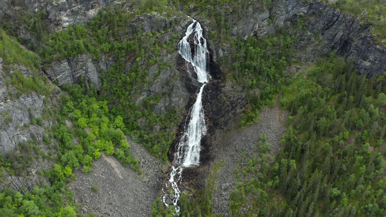 vista aérea alrededor de la cascada glopefossen, día de verano, en agder, sur de noruega - dando vueltas, disparo de drones