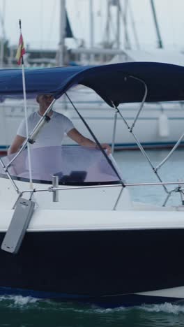 barco en el agua