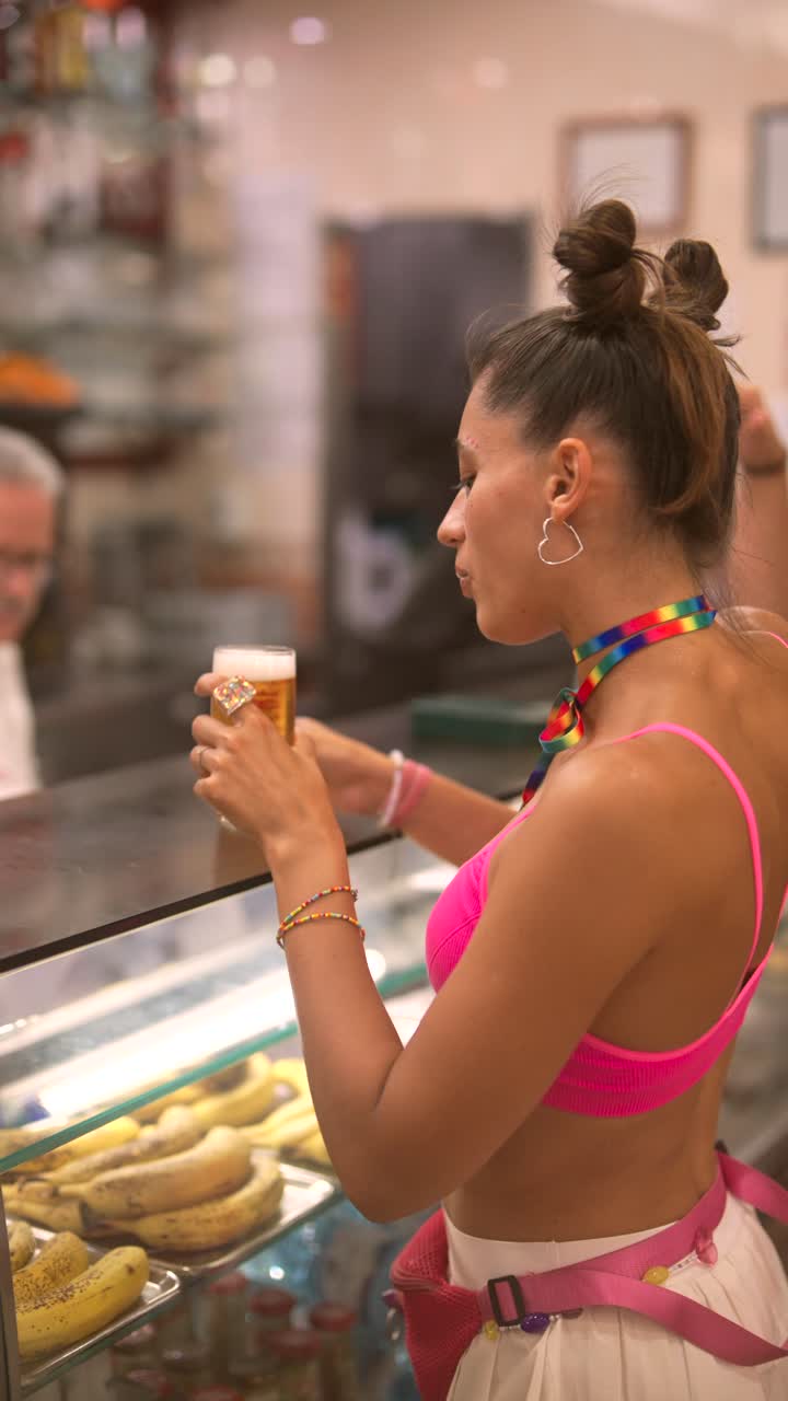 mujer bebiendo cerveza en un bar