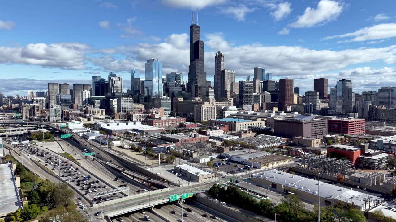 시카고 일리노이 스카이라인으로 향하는 러시아워 교통 체증 위로의 항공 푸시 인