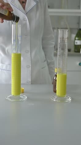 científico que trabaja en el laboratorio
