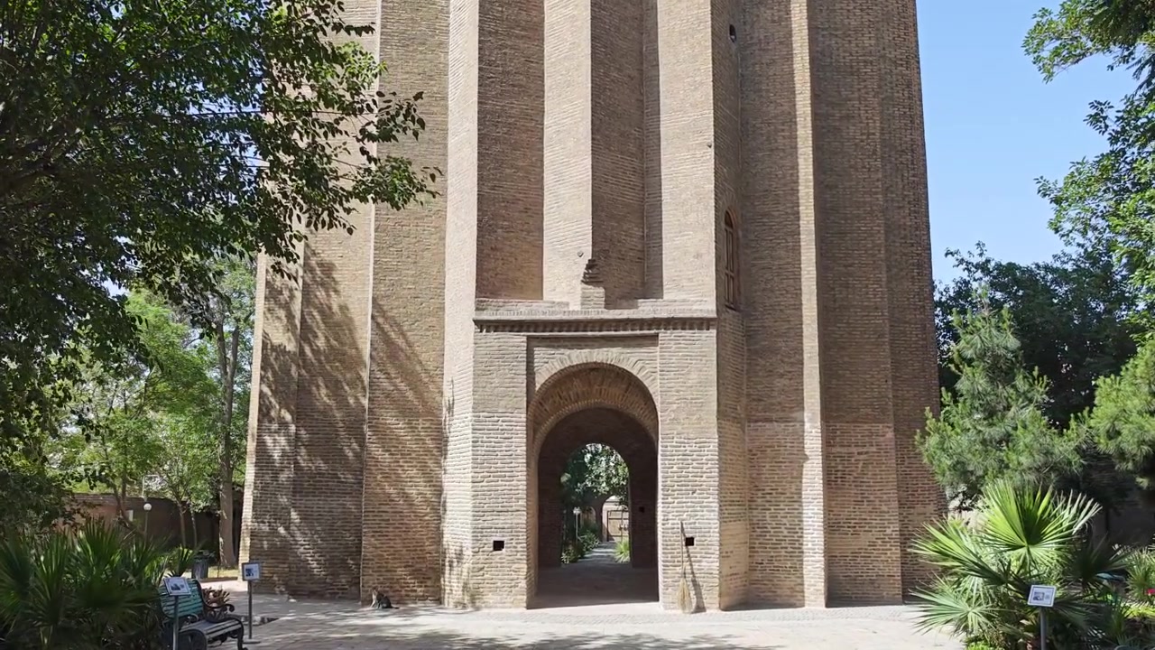 Architettura di un'antica torre in mattoni in un contesto di parco