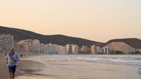 Jogging-along-the-sea