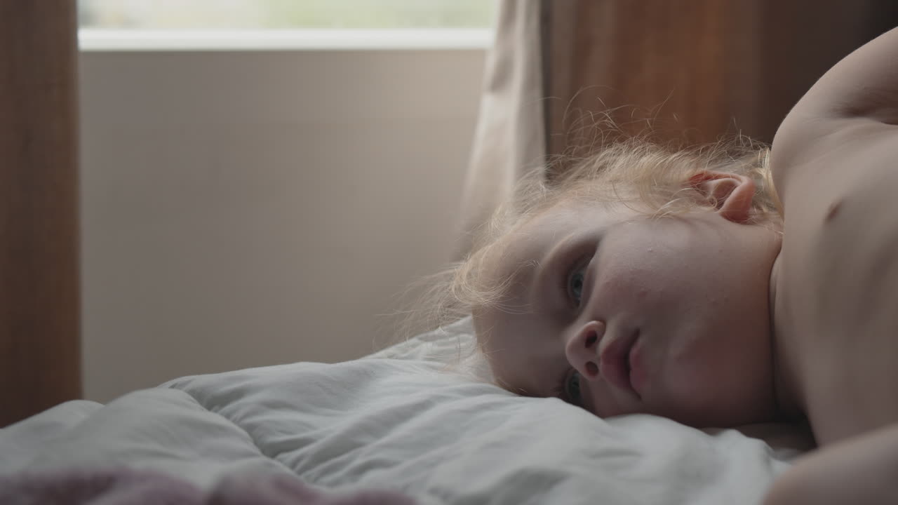 아침에 침대에 누워있는 아기 소녀