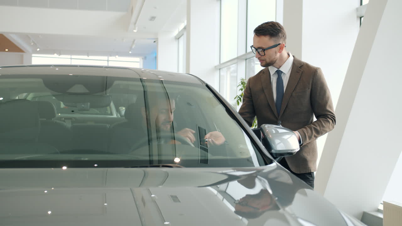 vendedor de coches mostrando el coche al cliente
