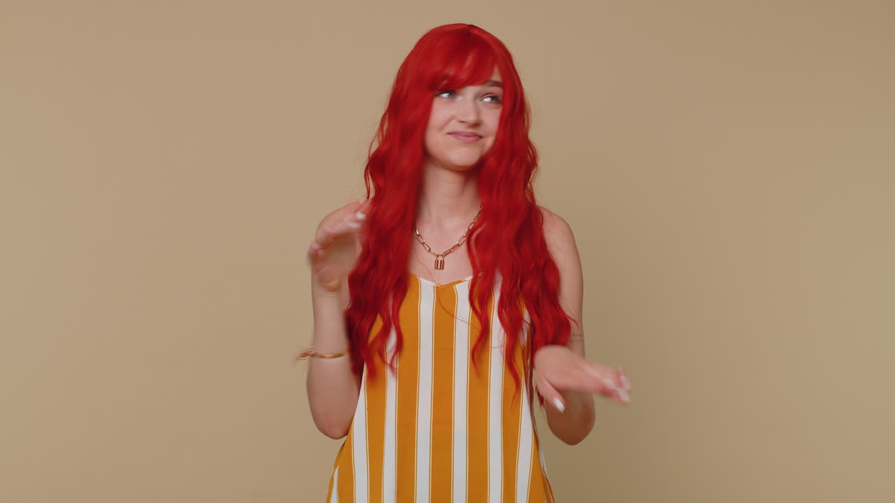 상처받은 젊은 성인 여성은 다 후 좌절, 무시하고 의사소통하고 싶지 않습니다, 이야기