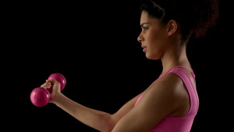 mujer en forma de rosa haciendo ejercicio con pesas