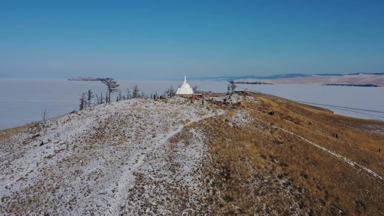 stupa en la isla de ogoy en el lago baikal