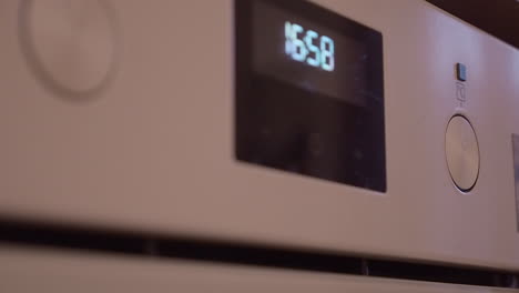 las perillas de control del horno salen del panel: ajuste, temperatura ajustada