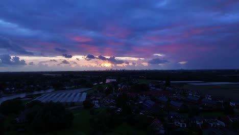 Dramatischer-Himmel-Zur-Goldenen-Stunde,-Während-Rotterdam-Schlafen-Geht