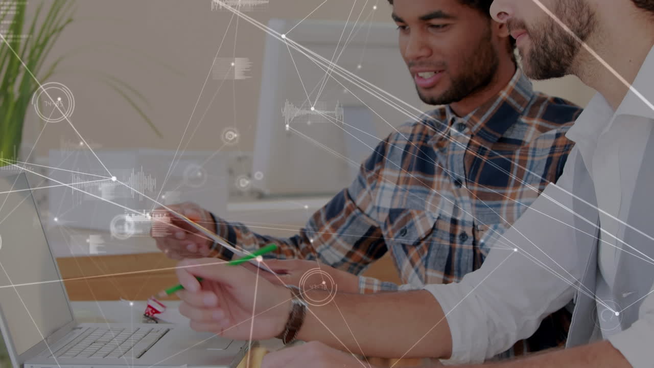 animación de la red de conexiones y procesamiento de datos sobre diversas personas de negocios