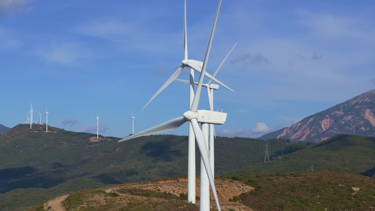 Vista aérea de pás de parque eólico girando em funcionamento, Grécia